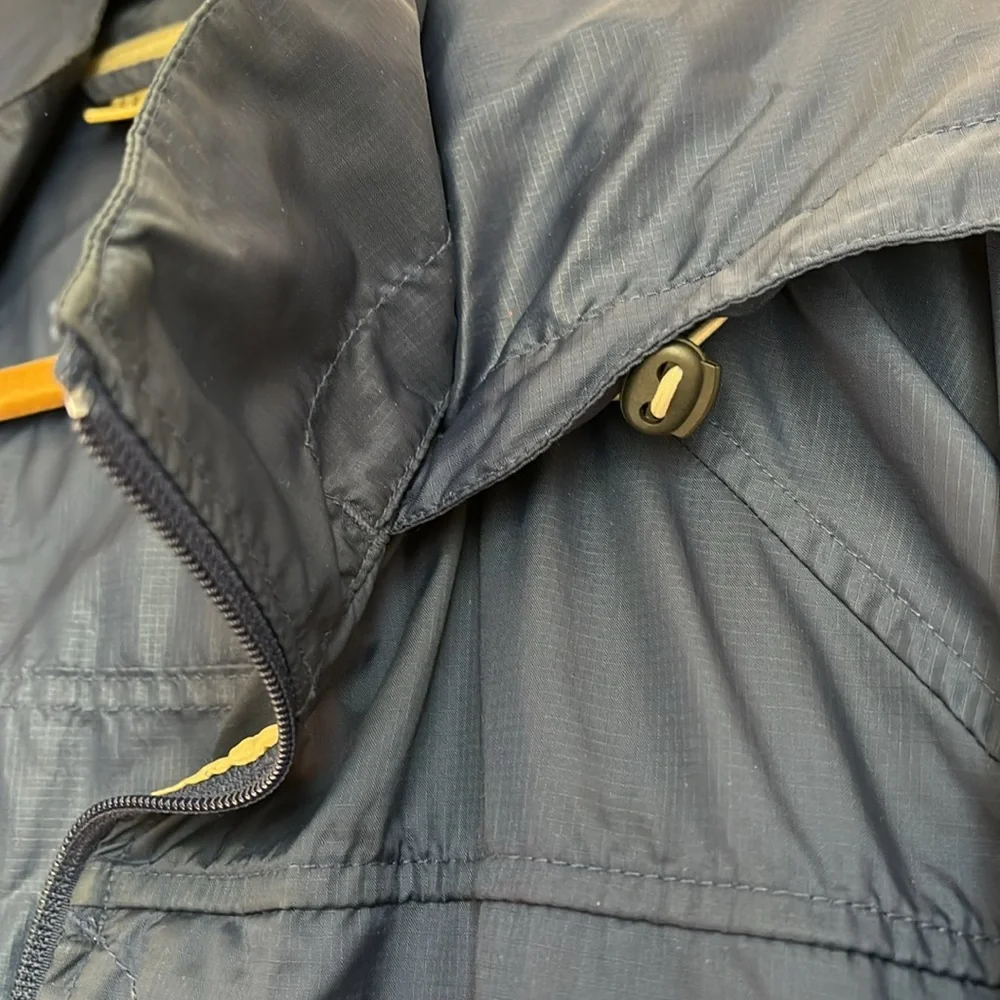 LL BEAN Men’s size XXL Nylon navy blue zip up windbreaker with Roll up hood